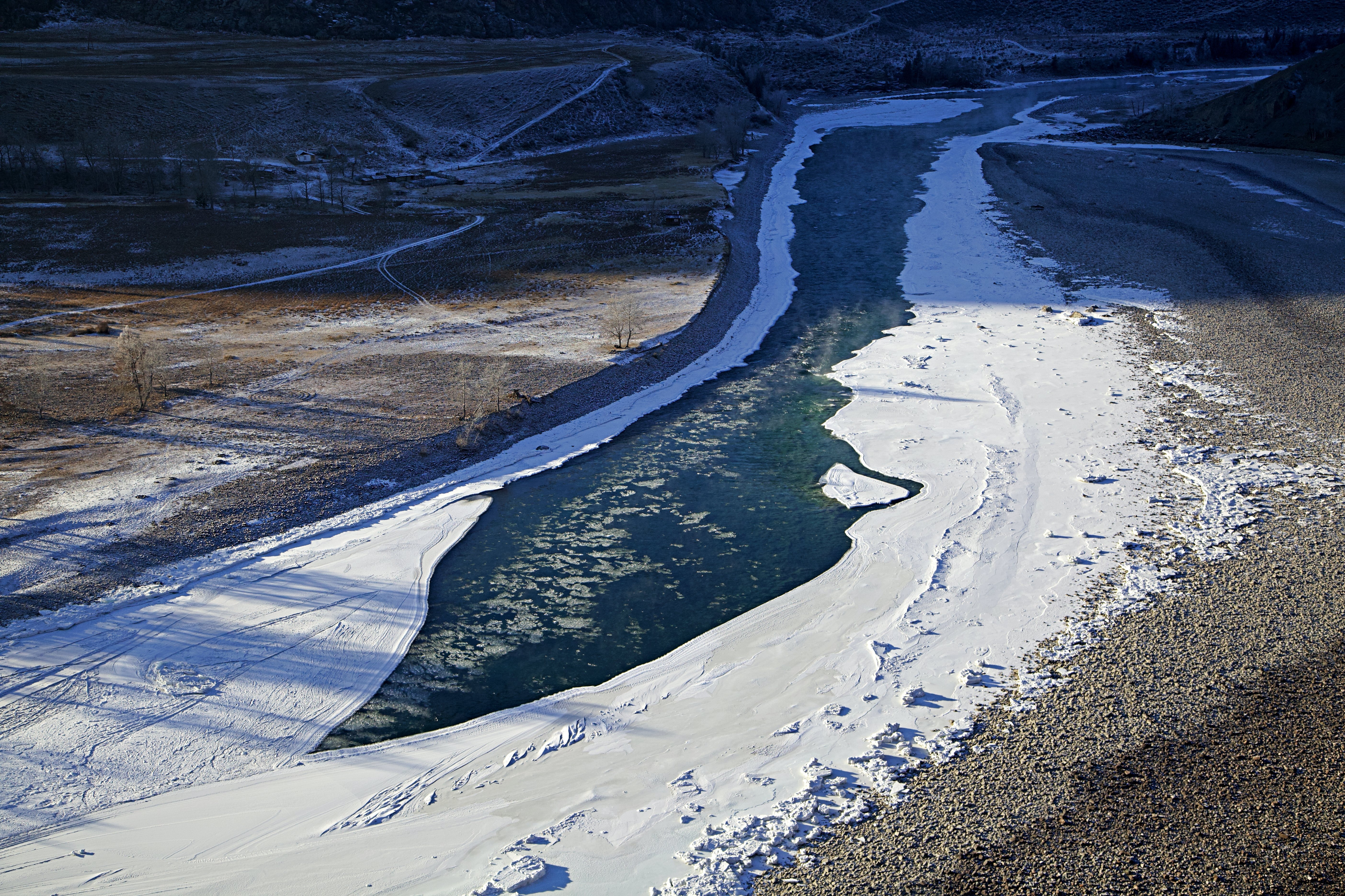 Zusammenfluss von Katun und Tschuja im Altai im Winter, schneebedeckte Ufer