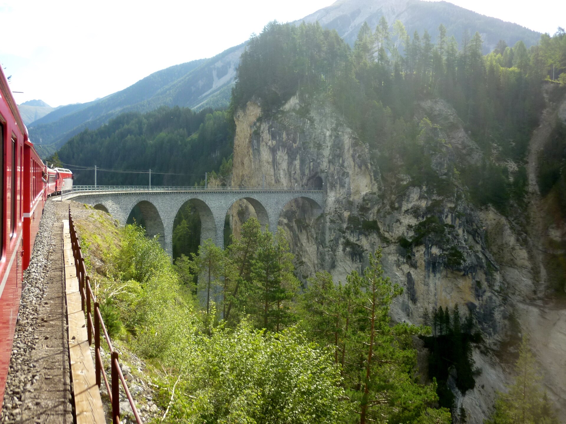 Hochalpine Gebirgslandschaft und Täler im Kanton Graubünden