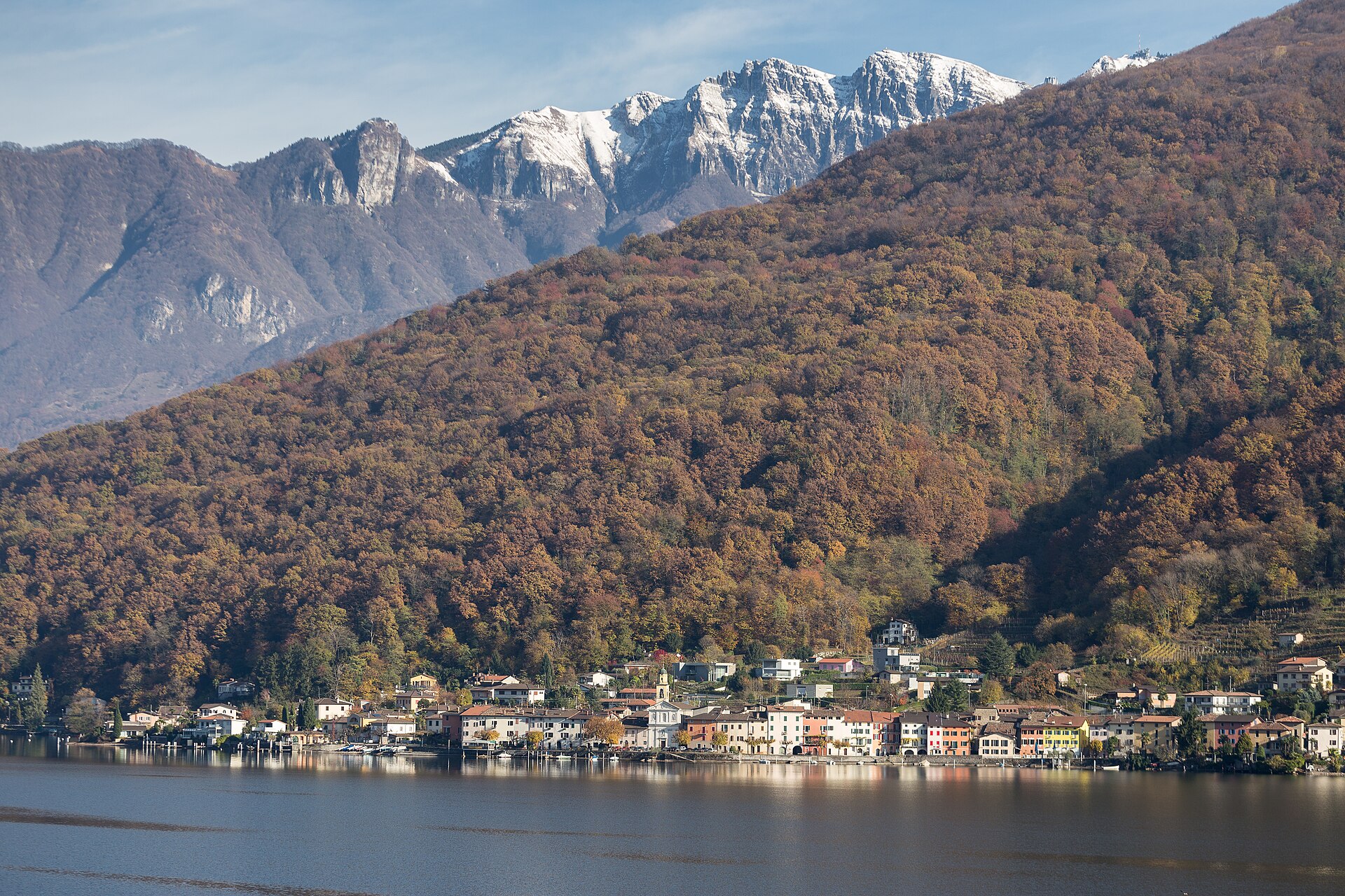 Südalpine Täler, Kastanienwälder und Seen im Kanton Tessin
