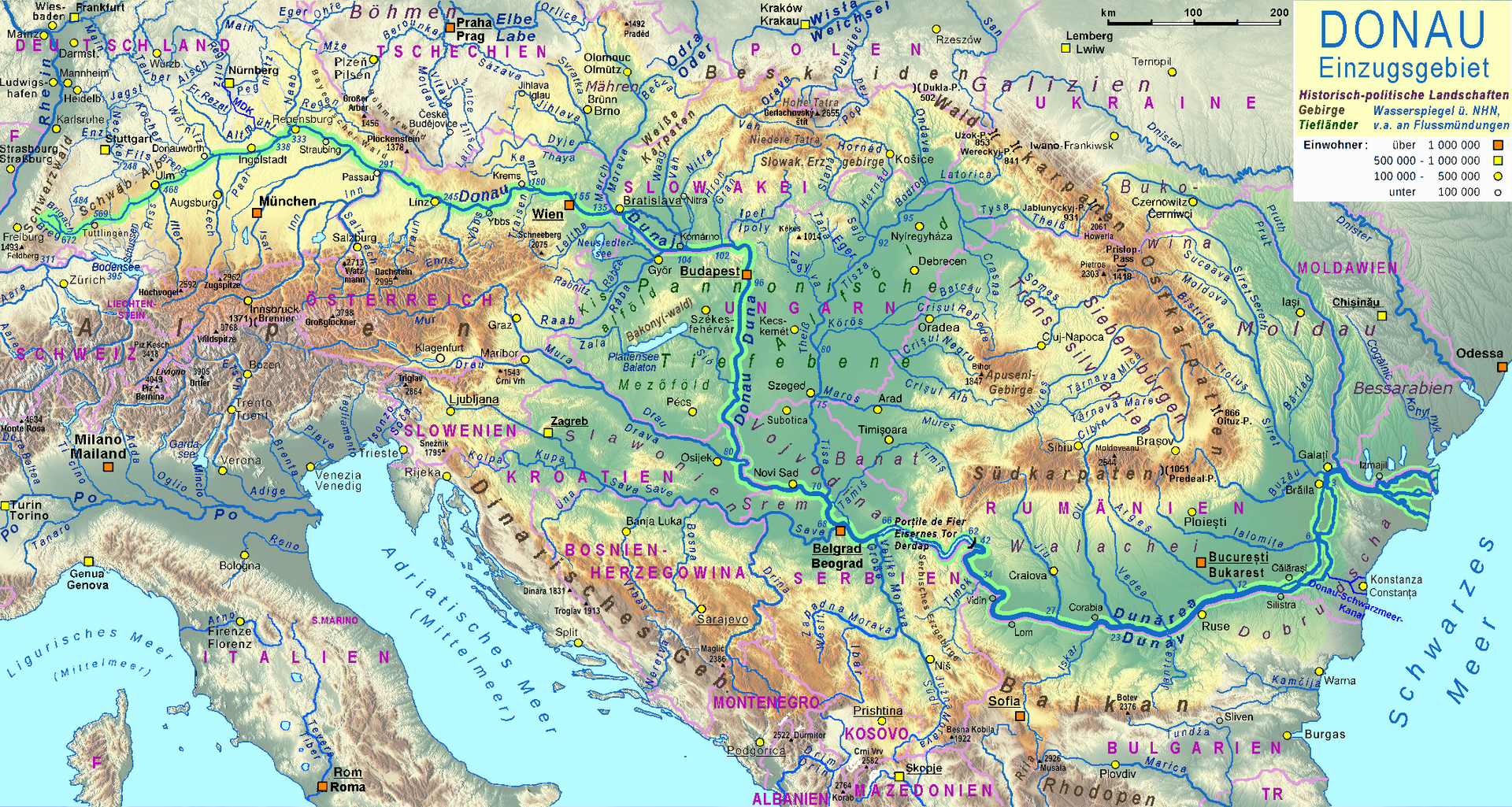 Donau oder großer Alpenfluss mit Kiesufer