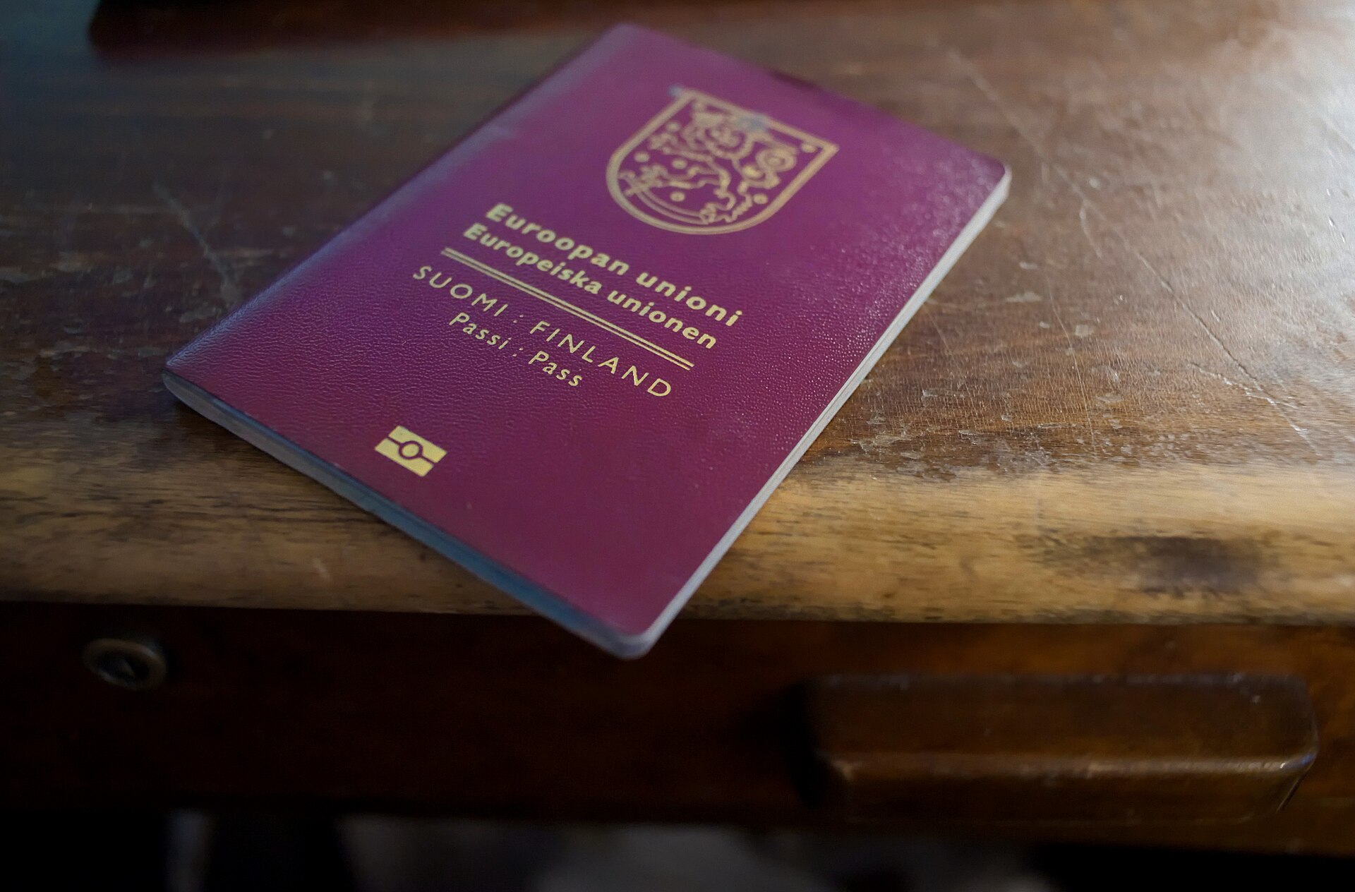 Mehrere EU-Reisepässe auf einer Landkarte
